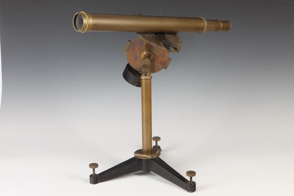 BRASS TELESCOPE ON IRON AND BRASS STAND WITH LEVELS. - H: 18 in.: BRASS TELESCOPE ON IRON AND BRASS STAND WITH LEVELS. Telescope swivels on circular plate in calibration - H: 18 in.