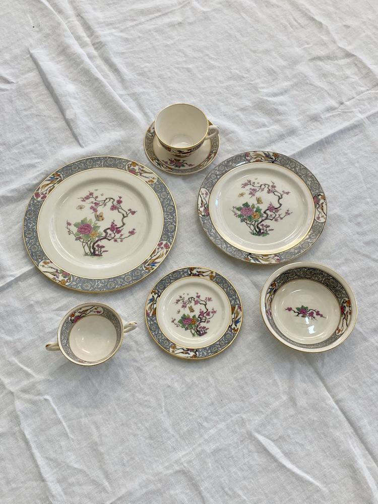 69-PIECE SERVICE LENOX "MING" PATTERN CHINA TABLEWARE.     Including 12 dinner plates, D: 10 1/2 (1 of 9)
