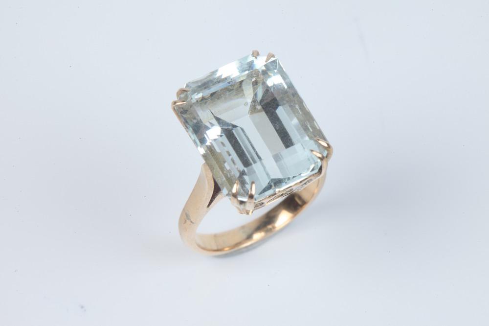 14K YELLOW GOLD AND AQUAMARINE RING, - Ring size: 5 1/2. (1 of 4)