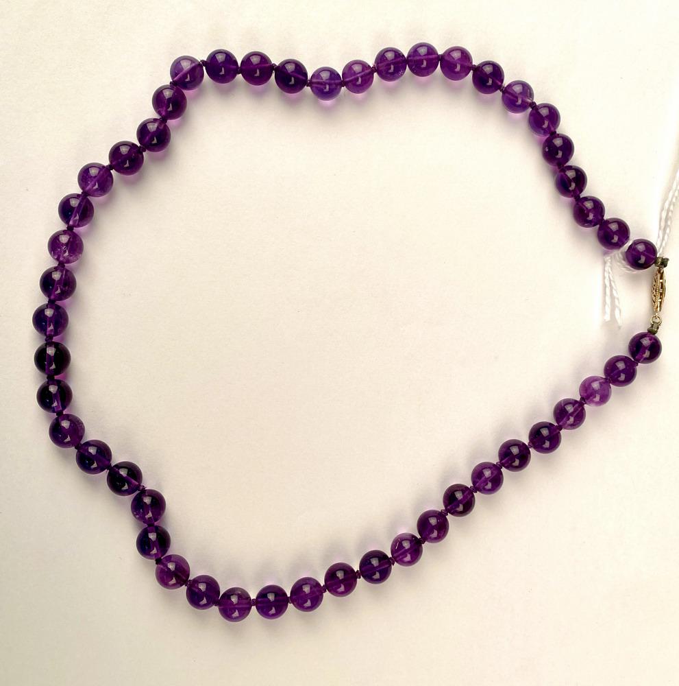 MATCHED AMETHYST BEAD CHOKER WITH 14K YELLOW GOLD CLASP. - 8mm beads. L: 17".: MATCHED AMETHYST BEAD CHOKER WITH 14K YELLOW GOLD CLASP. - 8mm beads. L: 17".