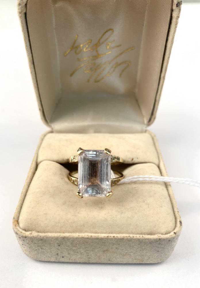 CUSTOM-MADE YELLOW GOLD AND KUNZITE RING. - Ring size: 7 1/4. (1 of 6)