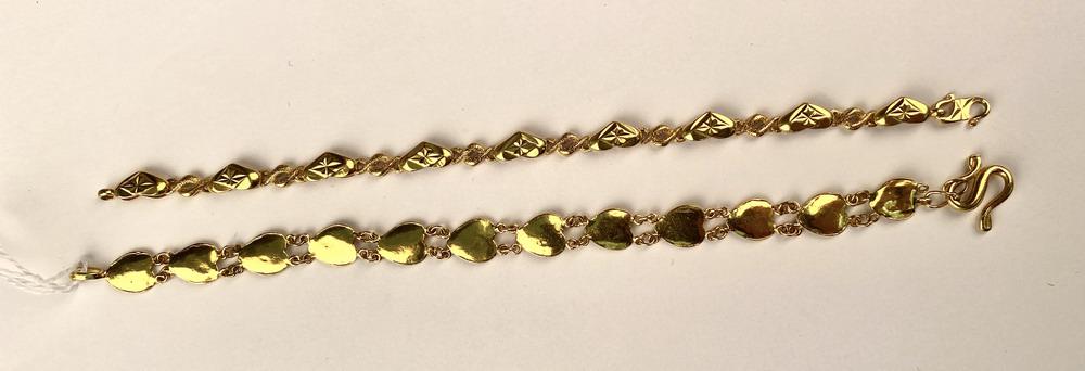 TWO 22K GOLD FLEXIBLE-LINK BRACELETS, - L: 7-7 1/2 in. Wt 16 dwt.: TWO 22K GOLD FLEXIBLE-LINK BRACELETS. Each with stylized heart-shape links having relief decorations, S-hook clasps - L: 7-7 1/2 in. Wt 16 dwt.