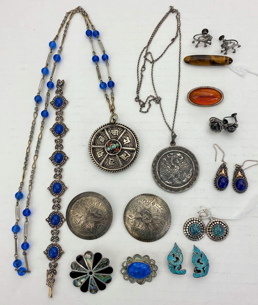 THIRTEEN ASSORTED ITEMS VINTAGE AND OTHER SILVER-MOUNTED JEWELRY. (1 of 1)