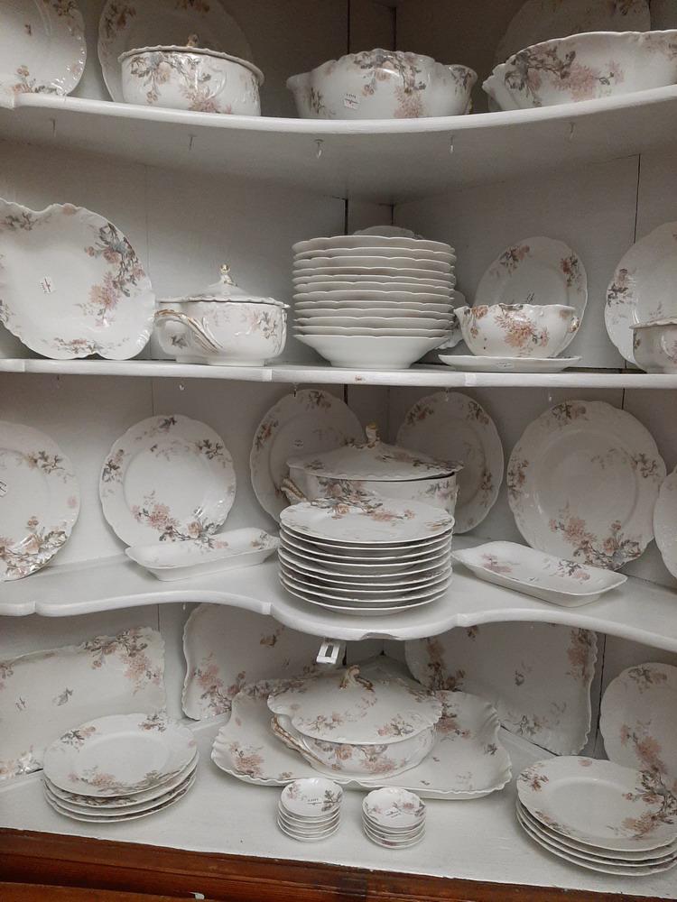 113-PIECE SERVICE OF LATE 19TH CENTURY HOLLAND CO. LIMOGES FLORAL DECORATED PORCELAIN TABLEWARE, (1 of 1)