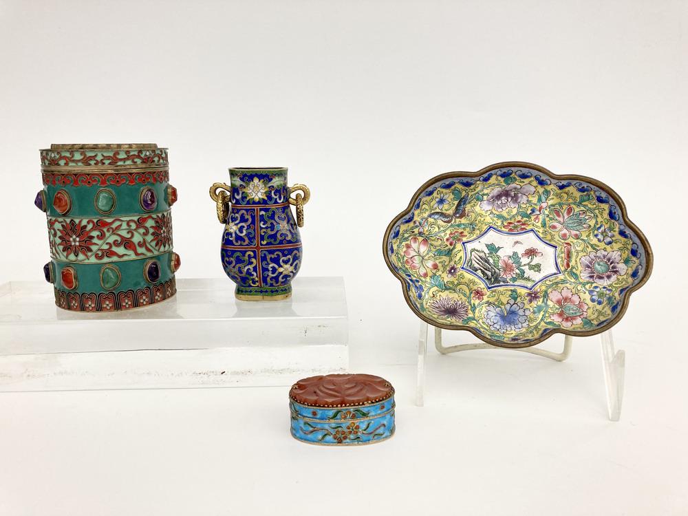 FOUR ASSORTED CHINESE ENAMELED TABLE ARTICLES. (1 of 12)