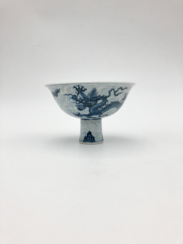 CHINESE BLUE AND WHITE PORCELAIN STEM CUP. - H: 4"; D: 6 1/8". (1 of 7)