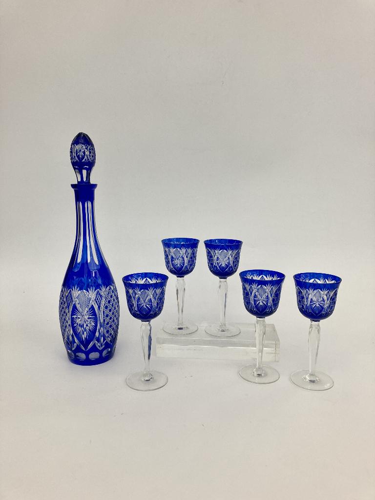 CONTINENTAL COBALT BLUE CUT-TO-COLORLESS BALUSTER FORM DECANTER WITH SET OF FIVE MATCHING GOBLETS. -: CONTINENTAL COBALT BLUE CUT-TO-COLORLESS BALUSTER FORM DECANTER WITH SET OF FIVE MATCHING GOBLETS. - Decanter, H: 17 1/2".