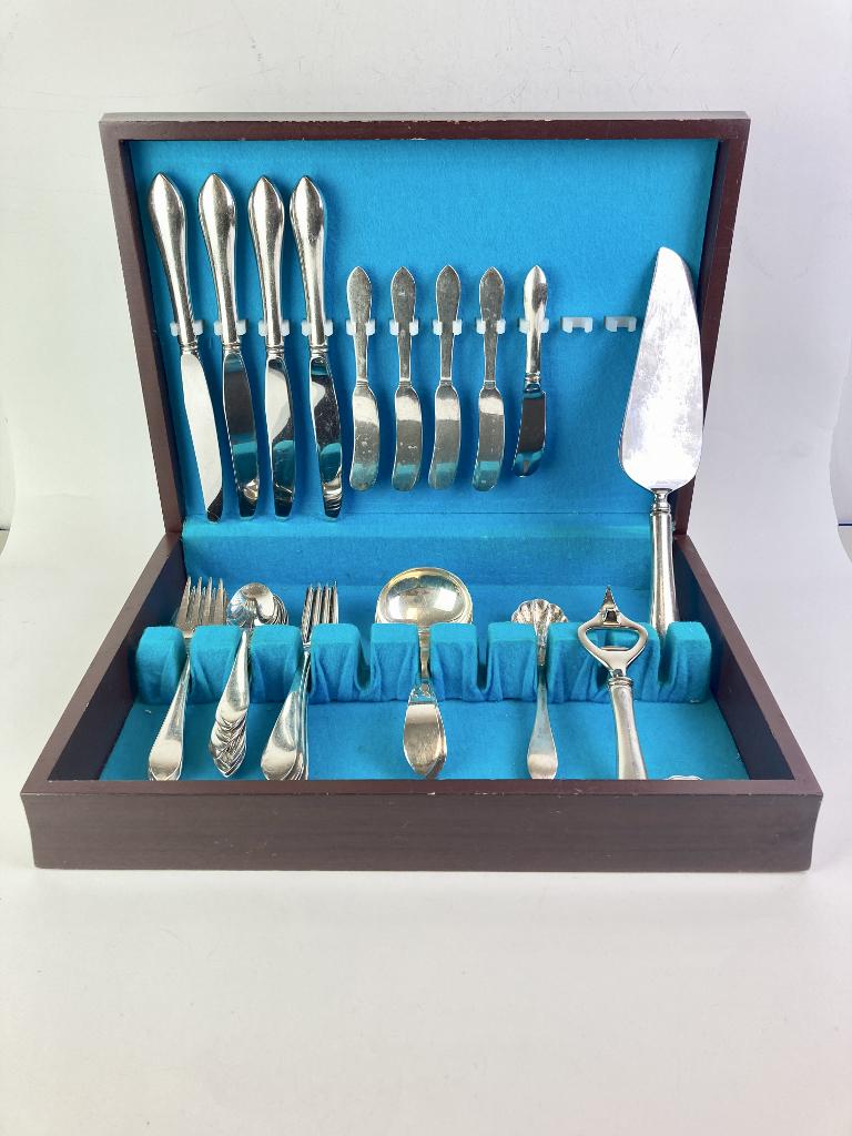 32-PIECE SERVICE DOMINICK AND HAFFE STERLING SILVER FLATWARE, "1776" or "Broad Antique" pattern. - (1 of 7)