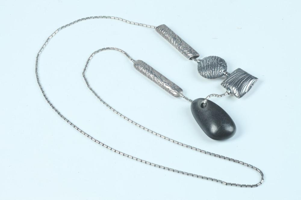 SIGNED CONTEMPORARY DESIGNER JAN NAGER ARTISAN CRAFTED STERLING SILVER NECKLACE. Dated 1989. - L: (1 of 1)