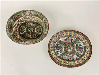 CHINESE ROSE MEDALLION PORCELAIN SMALL RETICULATED OVAL CHESTNUT BASKET WITH UNDERTRAY. - Undertray, (1 of 5)