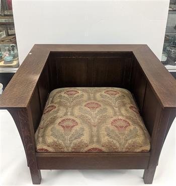 STICKLEY CO. MISSION OAK BOX STYLE ARMCHAIR WITH FLORAL PATTERN SEAT CUSHION. late 20th century. -: STICKLEY CO. MISSION OAK BOX STYLE ARMCHAIR WITH FLORAL PATTERN SEAT CUSHION. late 20th century. - H: 29 in.; W: 42 1/2 in.; D: 29 in.