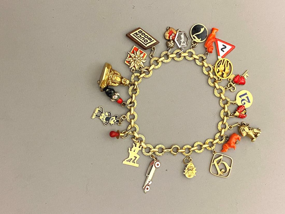 VINTAGE 14K (585) YELLOW GOLD ROUND-LINK CHARM BRACELET SUSPENDING 21 MOSTLY FIGURAL CHARMS, (1 of 7)