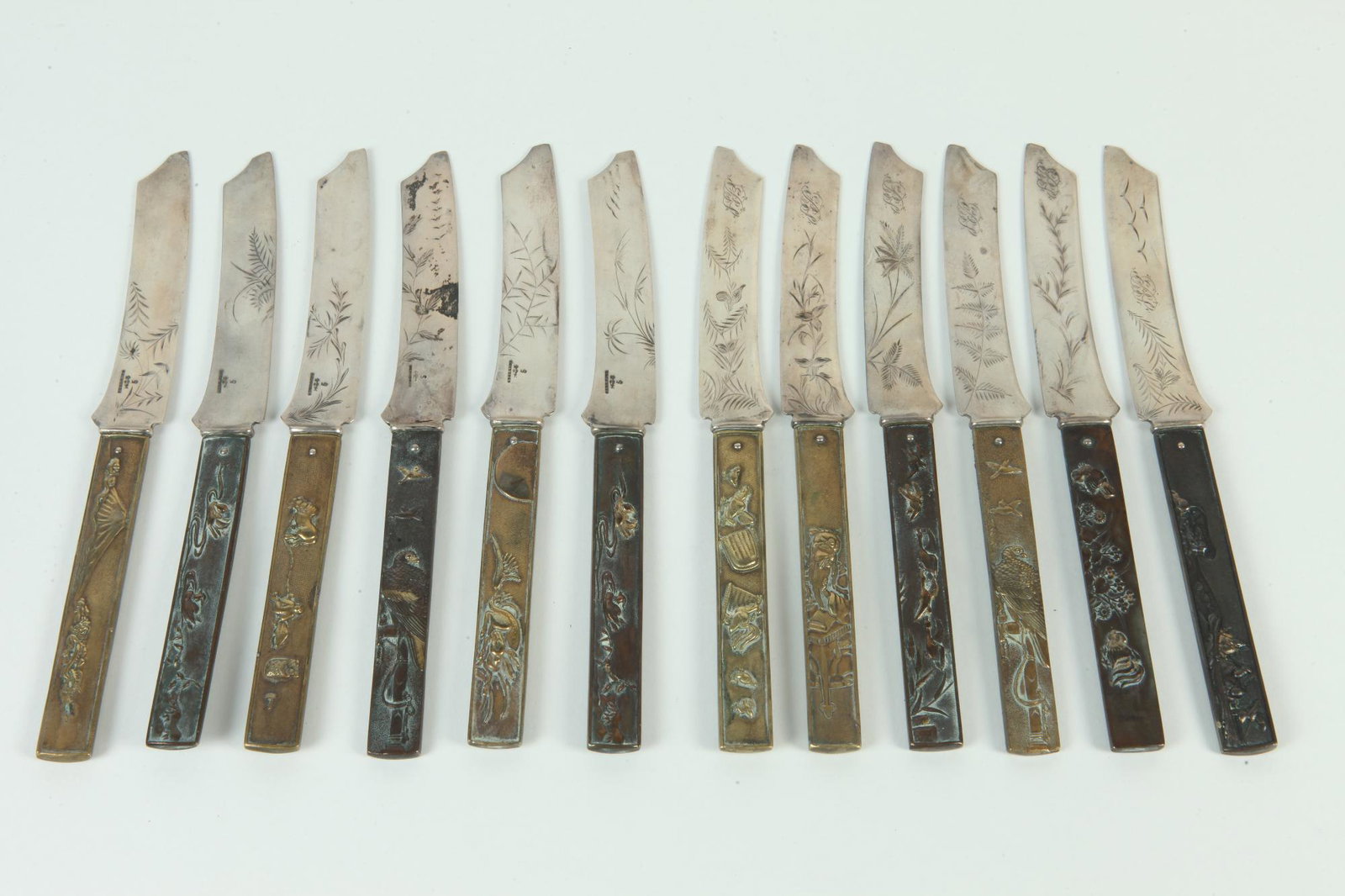 SET 12 GORHAM CO. AESTHETIC MOVEMENT STERLING SILVER AND MIXED METAL KNIVES, late 19th century. - L: (1 of 6)
