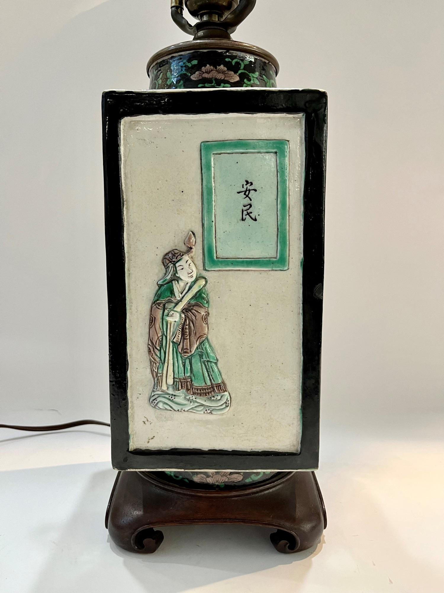CHINESE FAMILLE VERTE PORCELAIN SQUARE-SIDED VASE MOUNTED AS TABLE LAMP. (1 of 8)