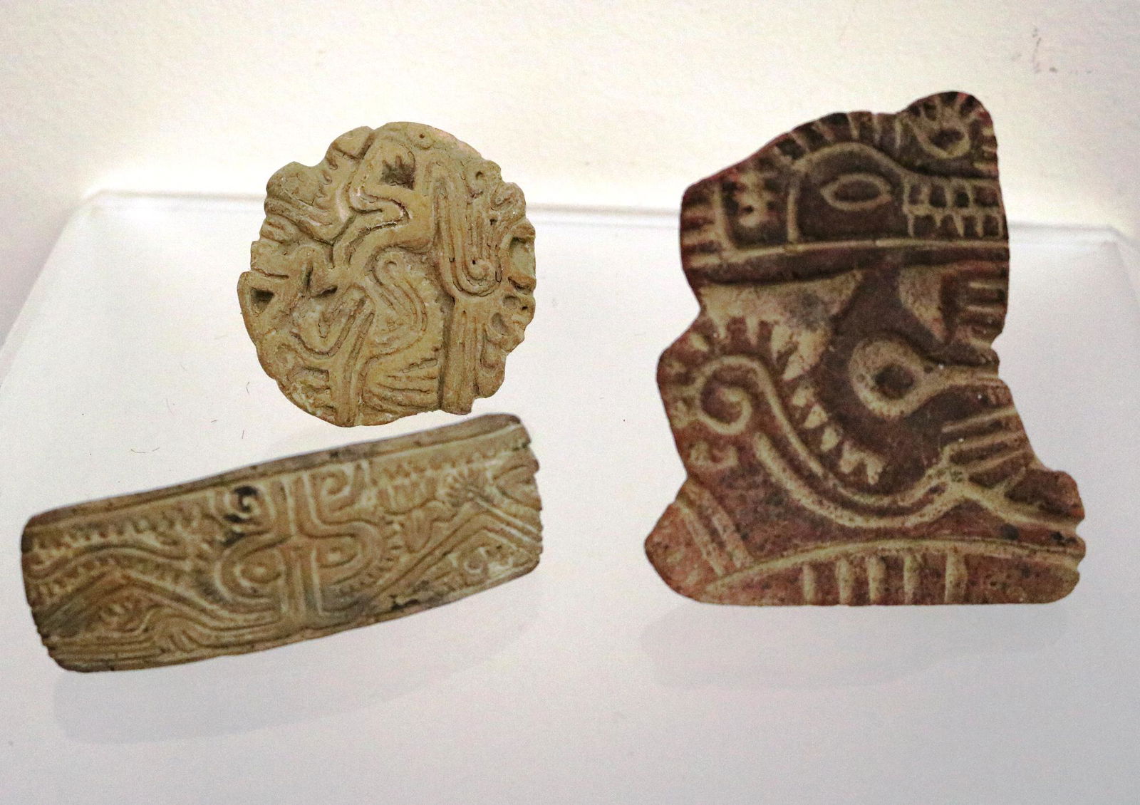 THREE PRE-COLUMBIAN ECUADORIAN STAMP SEALS, - Size (reddish stamp): 4.5 inches. (1 of 13)