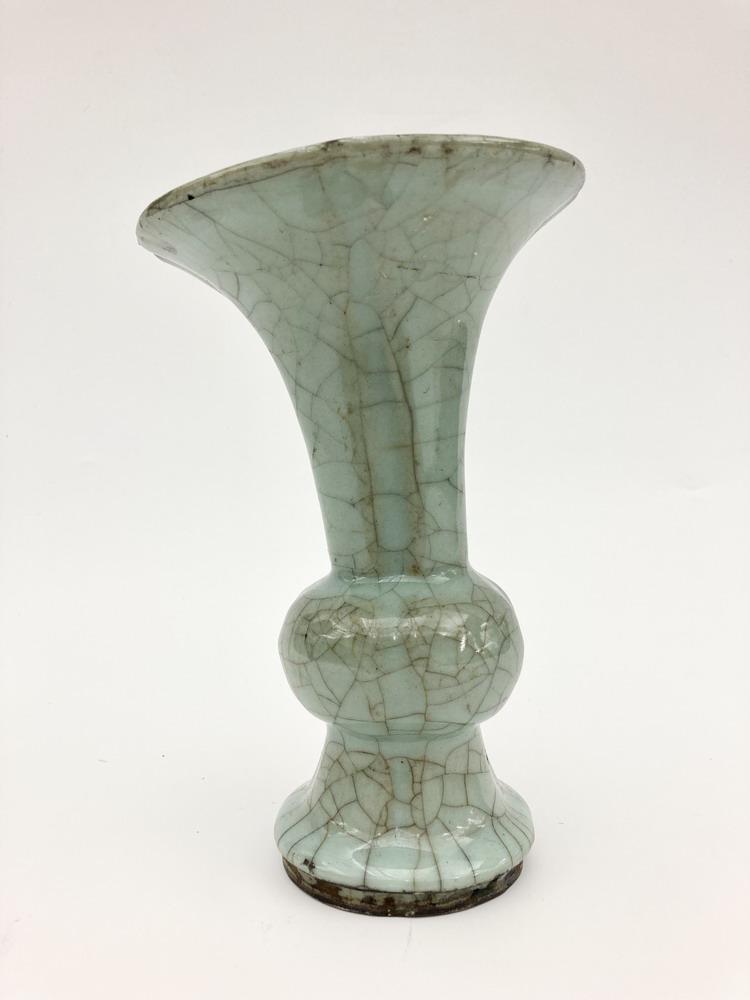 CHINESE CELADON PORCELAIN CRACKLE-GLAZED VASE. - H: 7 7/8".: CHINESE CELADON PORCELAIN CRACKLE-GLAZED VASE. - H: 7 7/8".