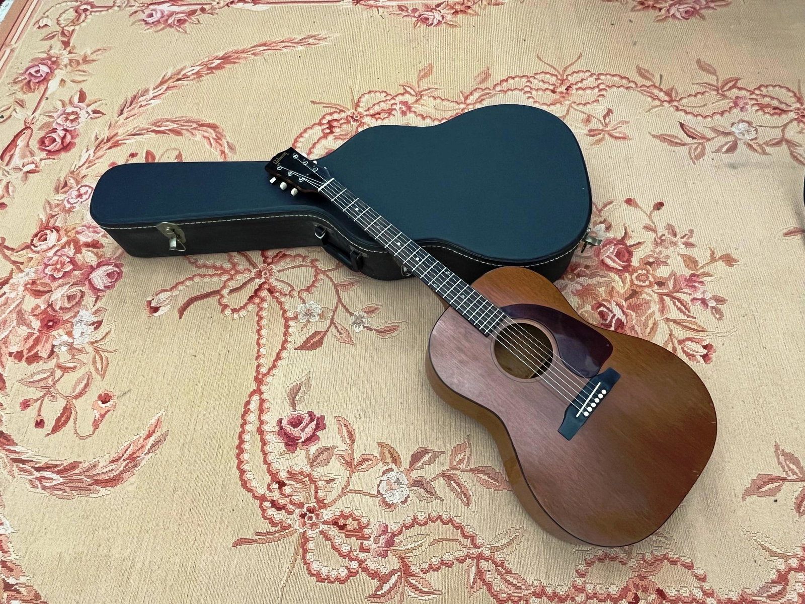 GIBSON 1960S PROFESSIONAL TRAINING GUITAR IN CASE, Numbered 202103. - L: 39 1/2 in.: GIBSON 1960S PROFESSIONAL TRAINING GUITAR IN CASE, Numbered 202103. - L: 39 1/2 in.