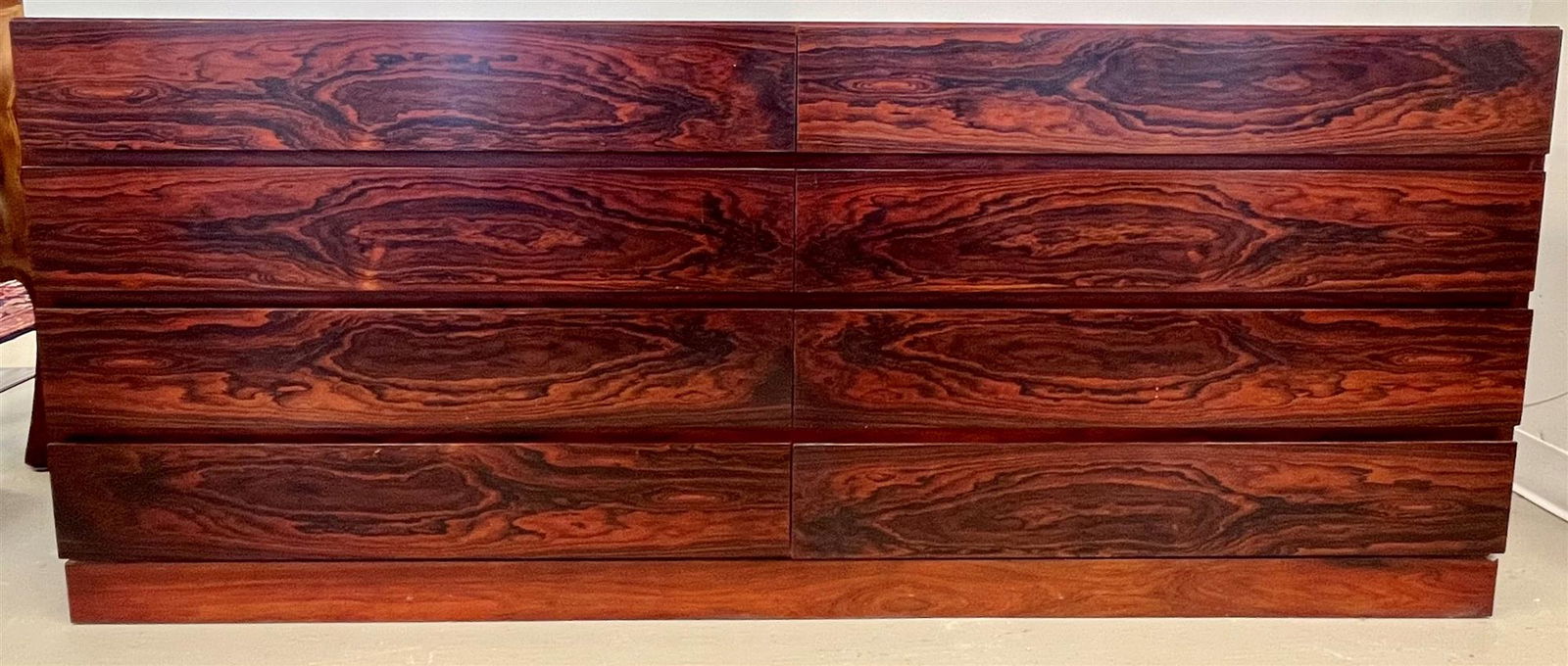 ARNE WAHL IVERSEN FOR VINDE MOBLEFABRIK DANISH MID-CENTURY MODERN EIGHT-DRAWER ROSEWOOD DRESSER. (1 of 11)