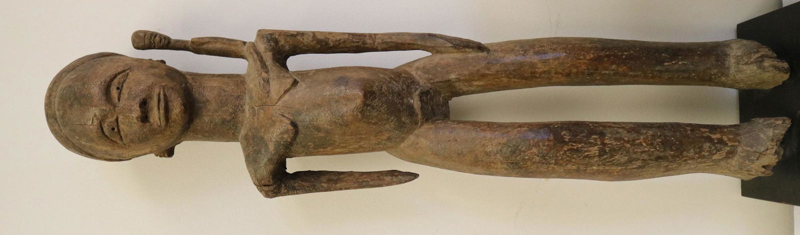 MONUMENTAL WOODEN LOBI PEOPLES STATUE WITH CHILD ON SHOULDER, Early 20th century. - Height of (1 of 20)