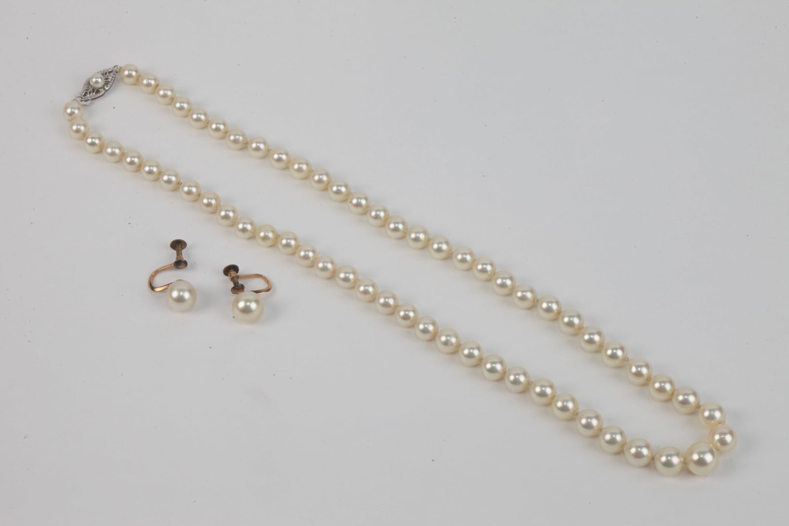 GRADUATED CULTURED PEARL CHOKER WITH PAIR CULTURED PEARL SOLITAIRE EARRINGS HAVING 14K SCREW BALLS.: GRADUATED CULTURED PEARL CHOKER WITH PAIR CULTURED PEARL SOLITAIRE EARRINGS HAVING 14K SCREW BALLS. Choker has 6-8.5 mm pearls with 14K white gold filigree clasp, L: 16 in. Earrings have 8.5mm pearls