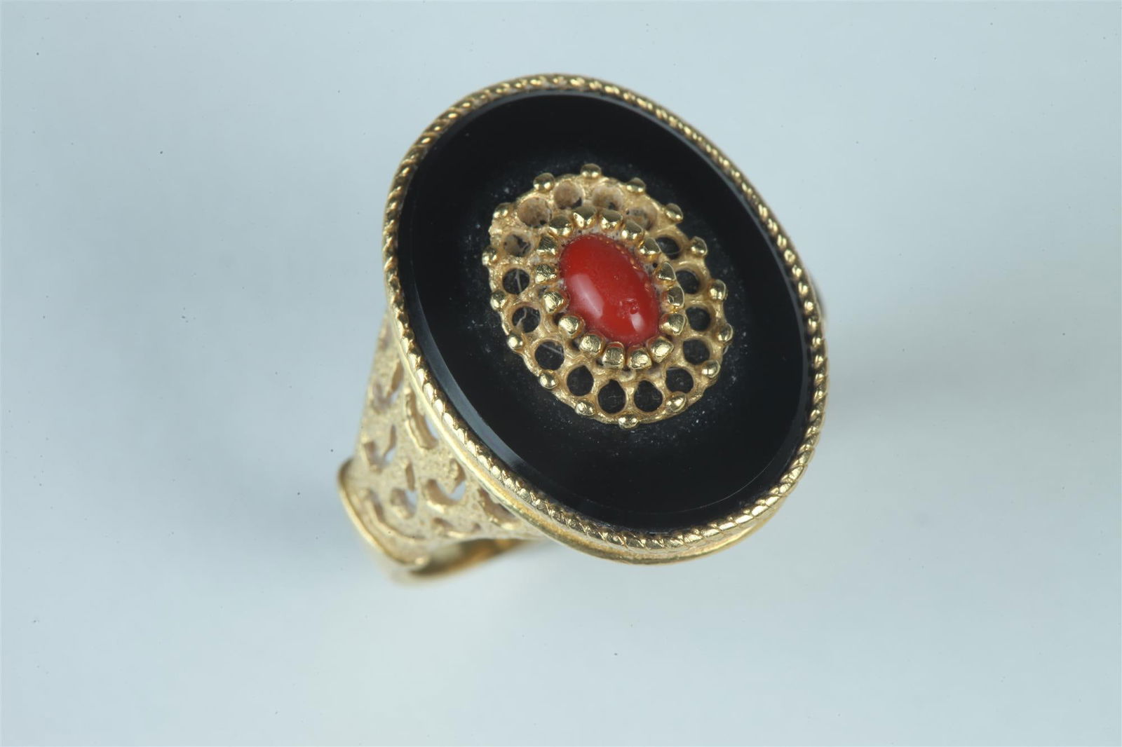 18K (750) YELLOW GOLD, BLACK ONYX AND RED CORAL RING. (1 of 1)