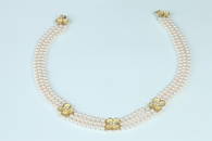 SIGNED TIFFANY & CO. 18K (750) YELLOW GOLD, DIAMOND AND CULTURED PEARL "DOGWOOD" CHOKER. - L: 16".