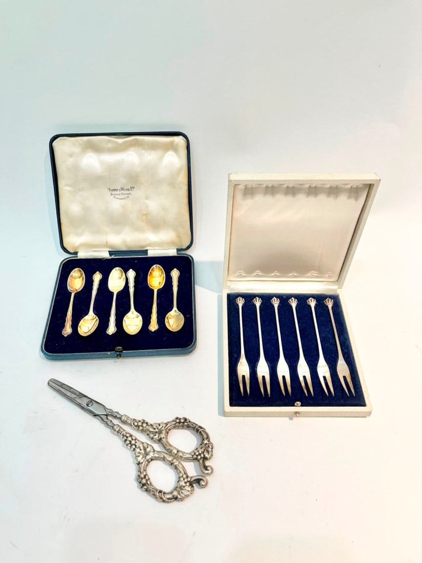 THIRTEEN PIECES STERLING SILVER FLATWARE. (1 of 15)