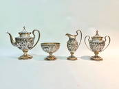 FOUR-PIECE S. KIRK & SON STERLING SILVER FLORAL REPOUSSE TEA SERVICE. Design no. 383. - Pot H: 9