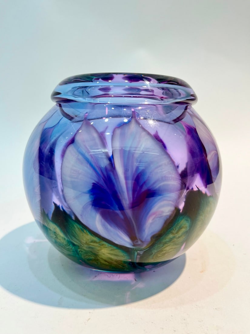 SIGNED DANIEL LOTTON FLORAL ART GLASS GLOBULAR VASE, 2001. - H: 5 1/8 in,. (1 of 6)