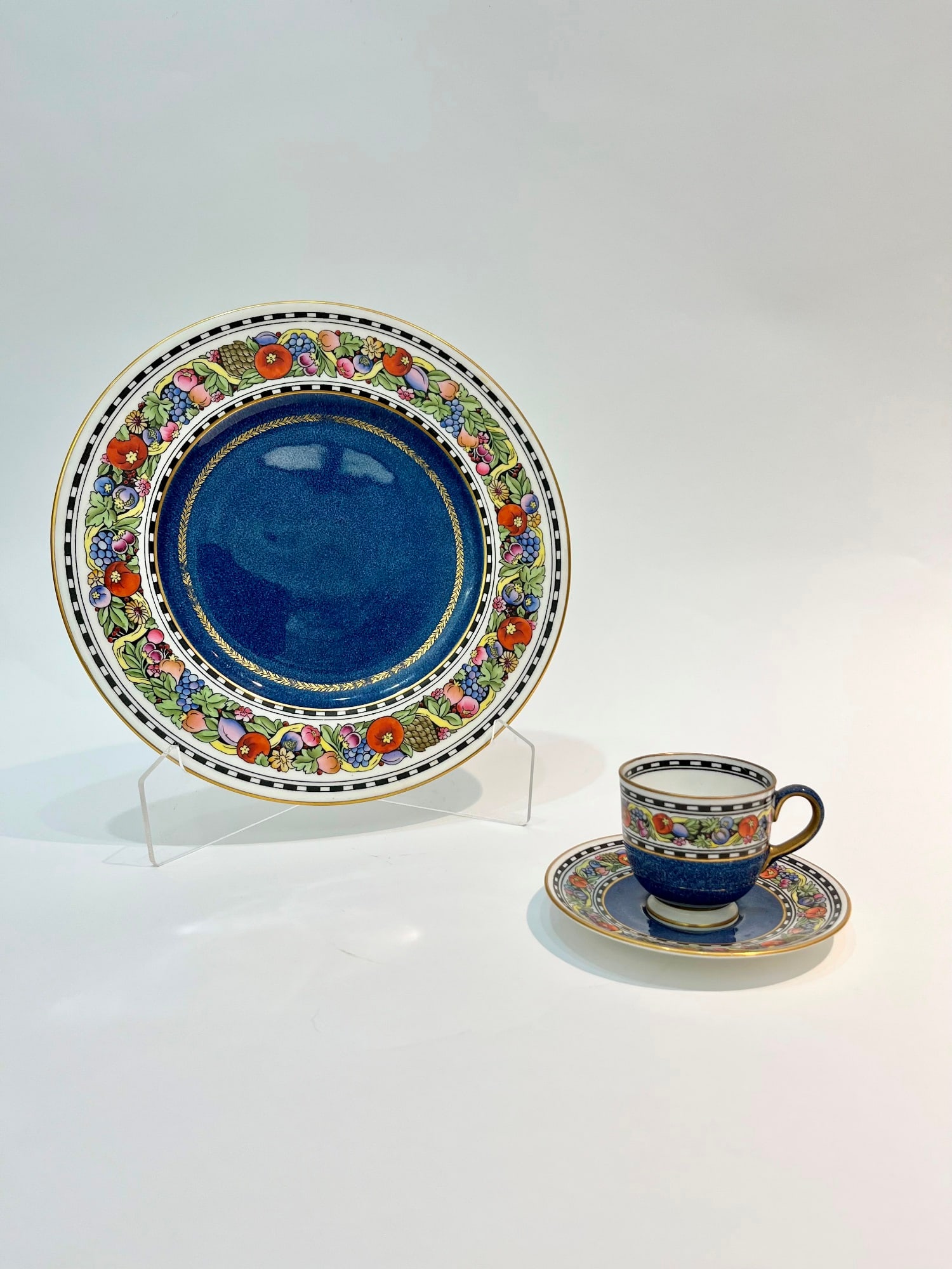 SET OF 12 WEDGWOOD BONE CHINA DINNER PLATES WITH 13 MATCHING DEMITASSE CUPS AMD 14 SAUCERS. -: SET OF 12 WEDGWOOD BONE CHINA DINNER PLATES WITH 13 MATCHING DEMITASSE CUPS AMD 14 SAUCERS. Polychromed fruit decorated borders plates, - Plates, D: 10 5/8".