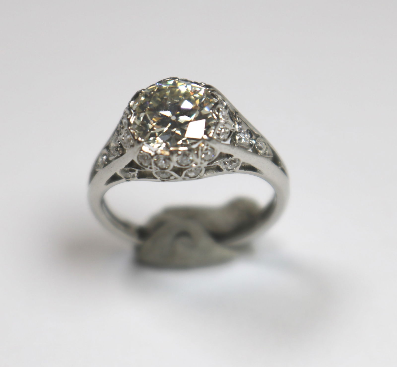 EDWARDIAN PLATINUM AND DIAMOND RING . (1 of 15)