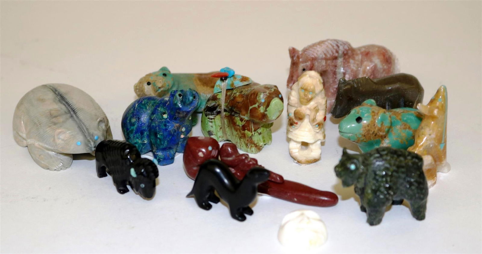 14 NATIVE AMERICAN CARVINGS,: 14 NATIVE AMERICAN CARVINGS. Selection of 14 Native American small-and-medium-sized carvings. Most carvings depict animals; materials used include jet, shell, malachite, coral, travertine, glass, cla