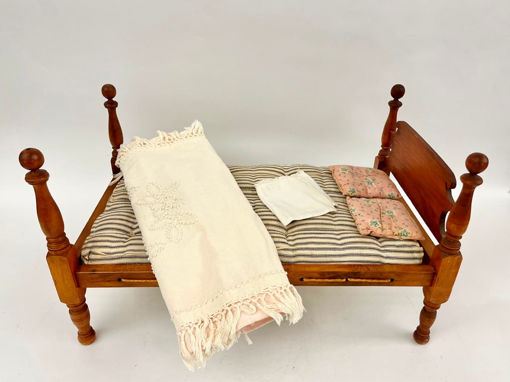 AMERICAN LATE SHERATON/EMPIRE STYLE CARVED WOODEN SALESMAN'S SAMPLE FOUR-POSTER BED, - H: 13 in. L: (1 of 10)