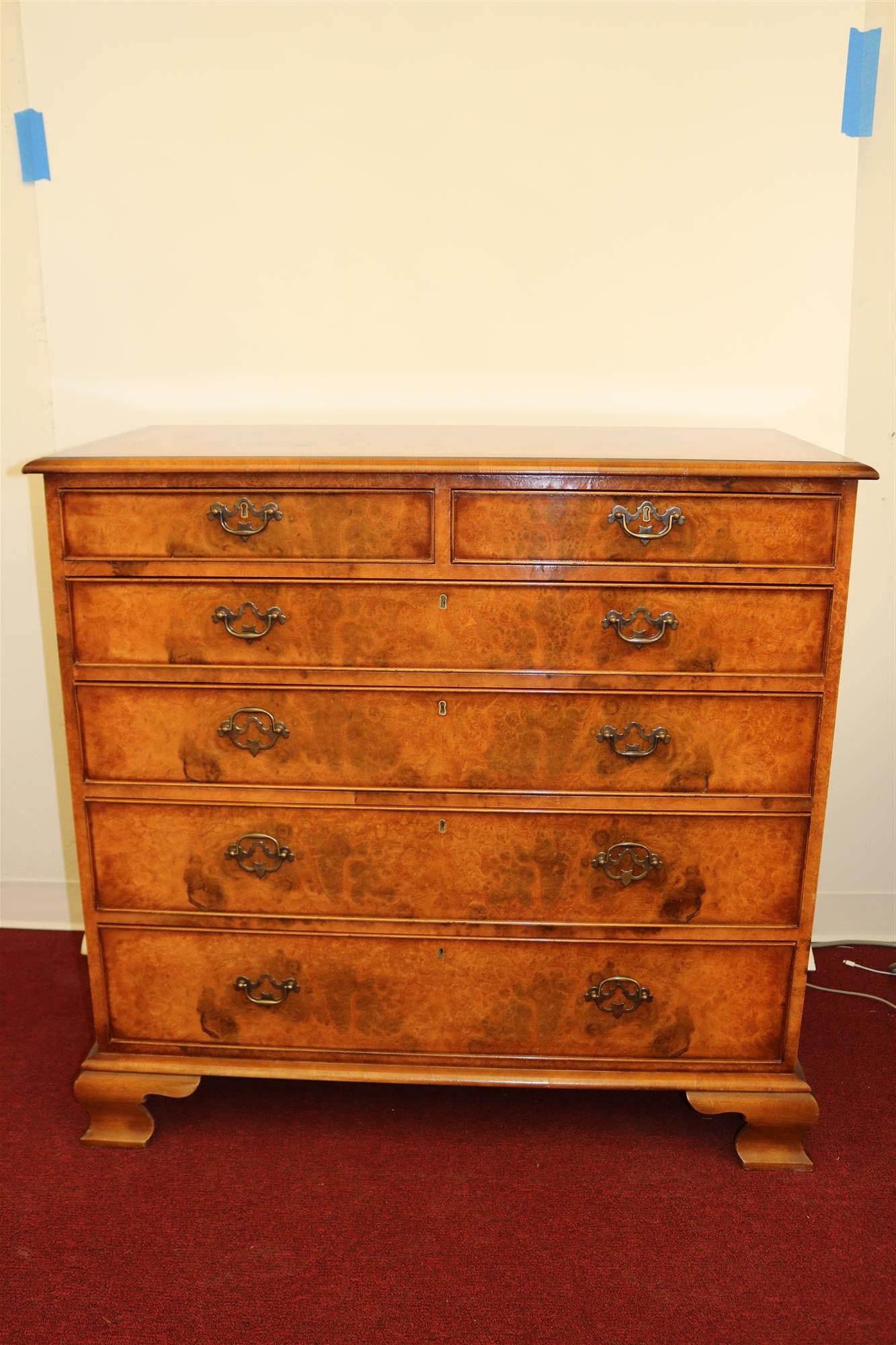 GEORGE III STYLE ELMWOOD CHEST OF DRAWERS. - H: 39 in.; W: 40 1/2 in.; D: 19 1/2 in.: GEORGE III STYLE ELMWOOD CHEST OF DRAWERS. Cross-banded with rectangular top with molded edge; projects over two aligned half0-width drawers above four graduated full-width drawers, all cock-beaded an
