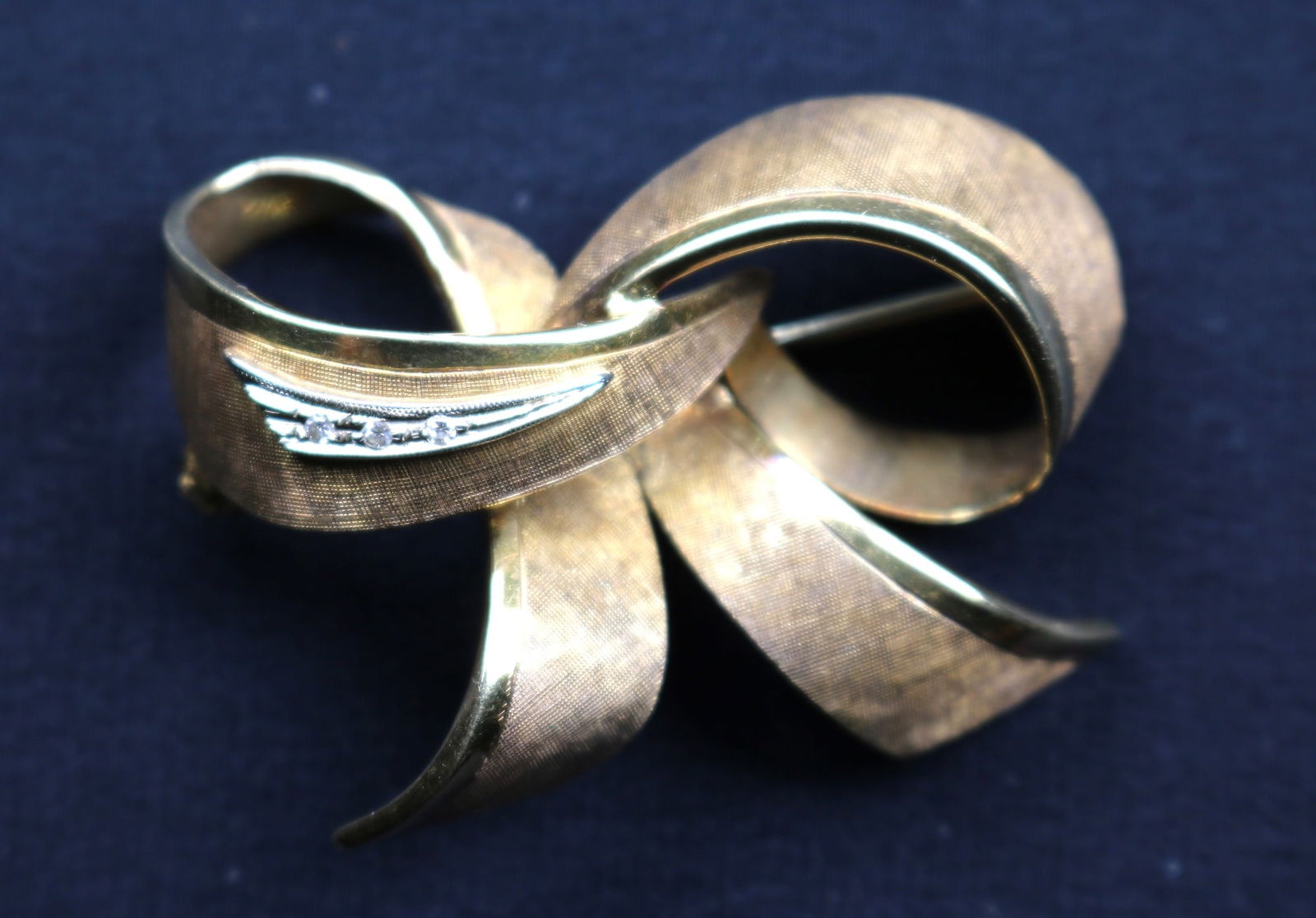 14K YELLOW AND WHITE GOLD AND DIAMOND BOW PIN, (1 of 2)
