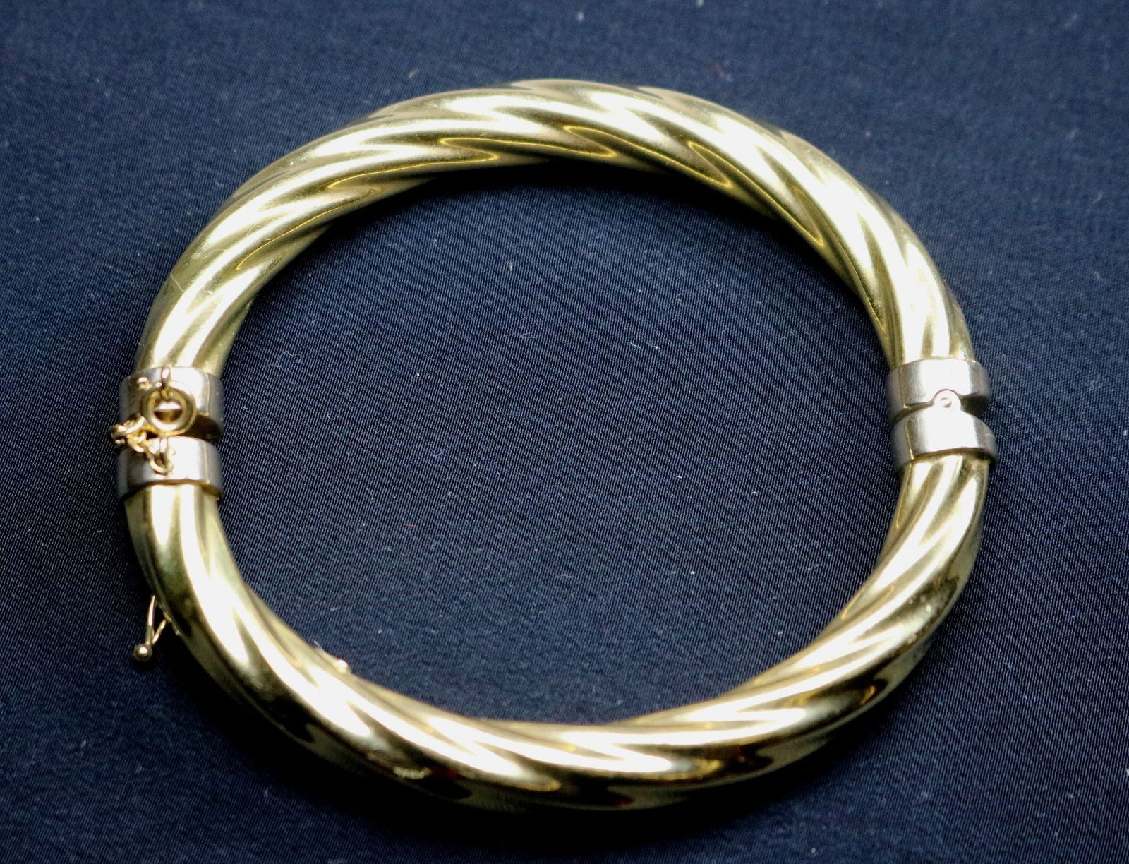 18K YELLOW GOLD HINGED OVAL BANGLE BRACELET, (1 of 9)