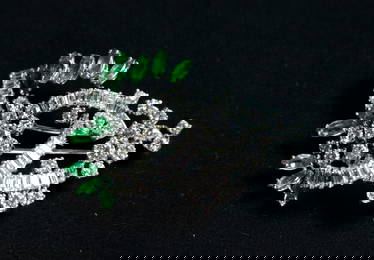 1960S-70S PLATINUM DIAMOND AND EMERALD SCROLL DESIGN PIN ,