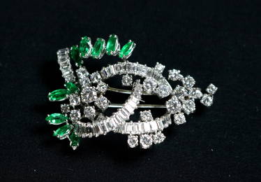 1960S-70S PLATINUM DIAMOND AND EMERALD SCROLL DESIGN PIN ,