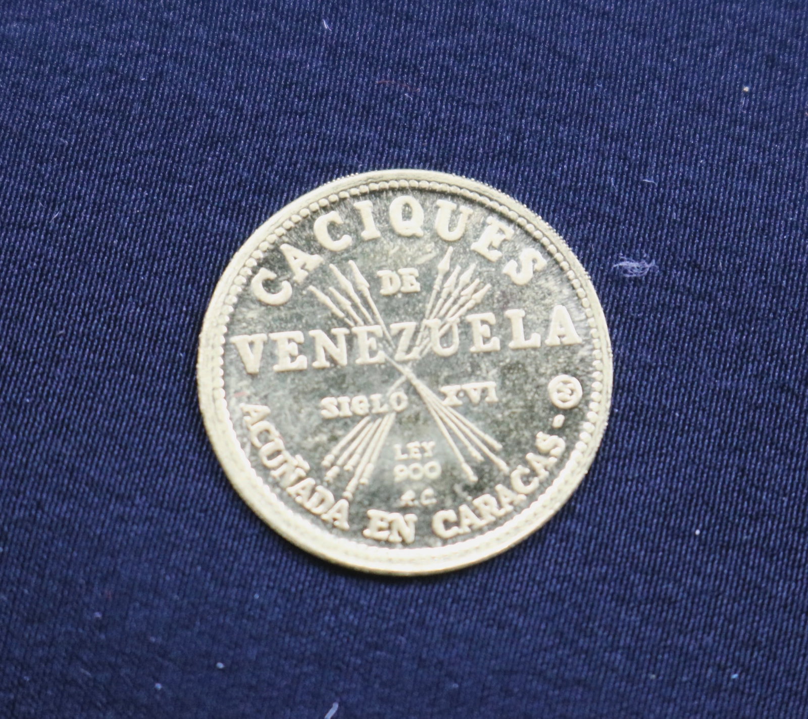 VENEZUELAN GOLD COIN, "Caciques de Venezuelan - Guaicapuro".: VENEZUELAN GOLD COIN, "Caciques de Venezuelan - Guaicapuro". In fitted red plush presentation box