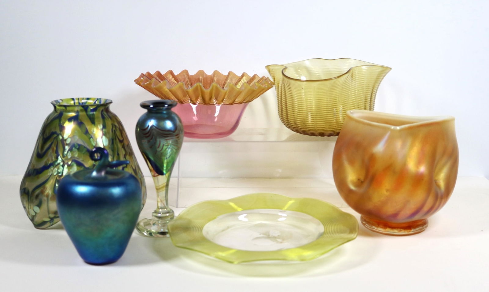 SEVEN ASSORTED ITEMS VINTAGE ART GLASS. - Bud vase, H: 4 5/8". (1 of 20)