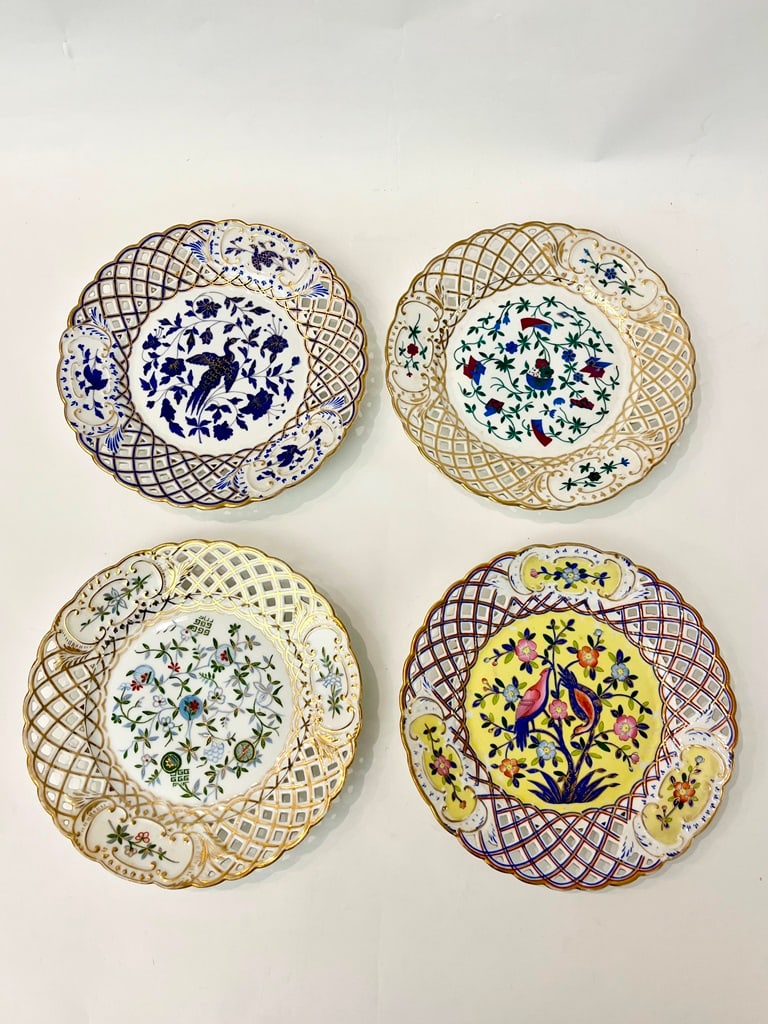SET ELEVEN CONTINENTAL POLYCHROMED PORCELAIN DESSERT PLATES, 19th century. - D: 9 in. (1 of 19)