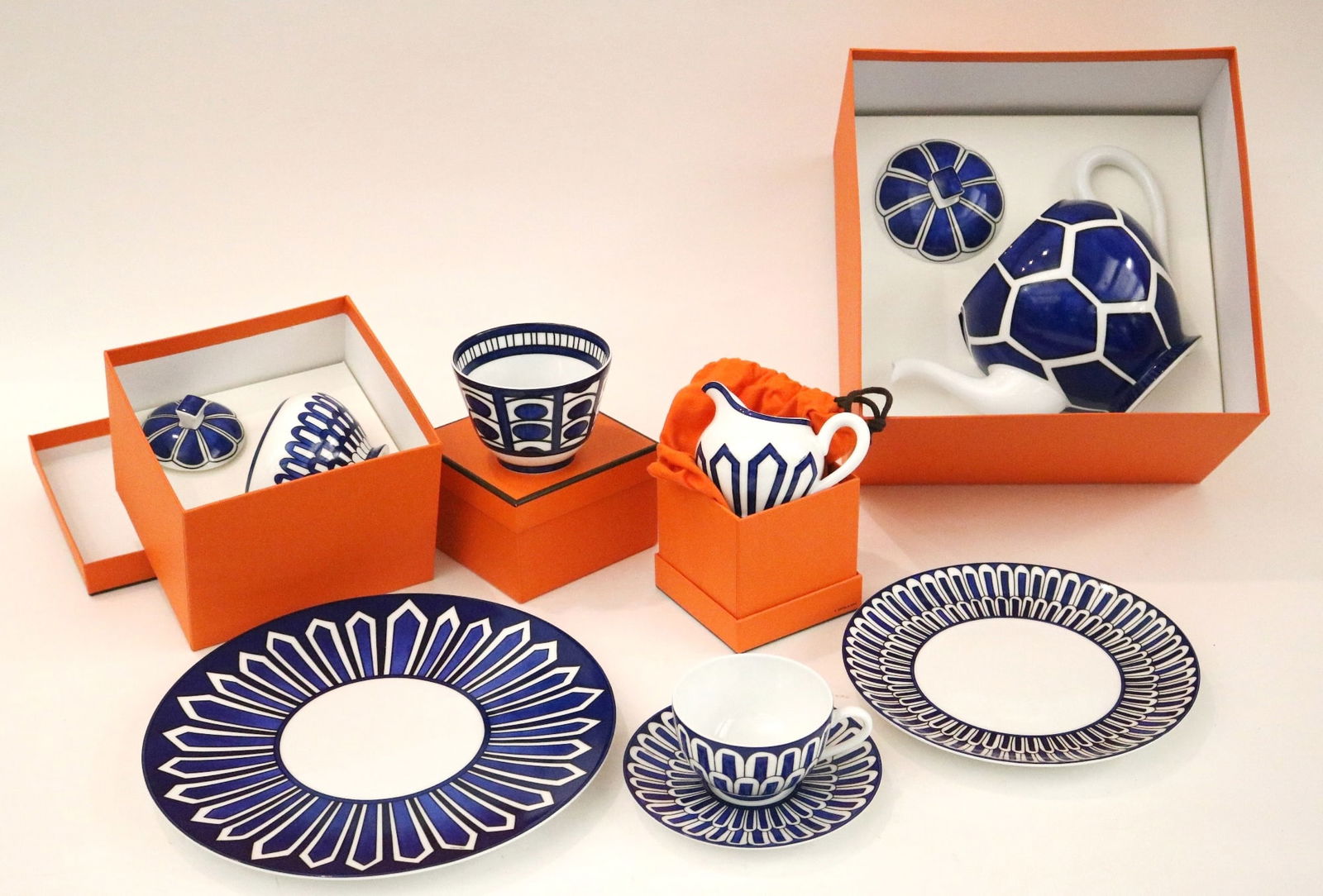 30-PIECE HERMES "BLEUS D’AILLEURS" PORCELAIN TABLEWARE. (1 of 14)