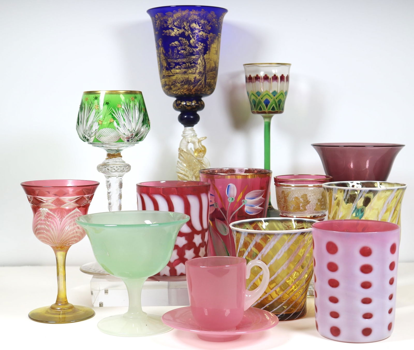 TWELVE ASSORTED 19TH AND 20TH CENTURY COLORED CRYSTAL AND GLASS TABLE VESSELS. - Tallest, Venetian: TWELVE ASSORTED 19TH AND 20TH CENTURY COLORED CRYSTAL AND GLASS TABLE VESSELS. Including seven goblets and five various cups. - Tallest, Venetian wine goblet, H: 9 1/2 in.