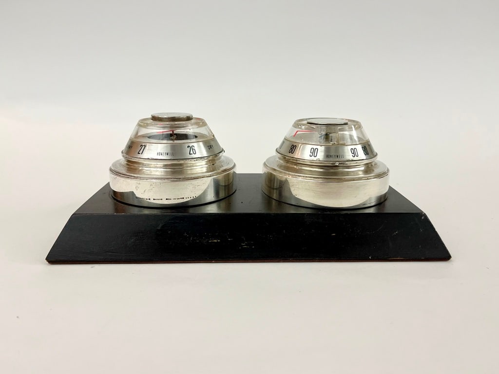 SIGNED TIFFANY & CO. STERLING SILVER MOUNTED DESK-TOP THERMOMETER/BAROMETER. (1 of 3)