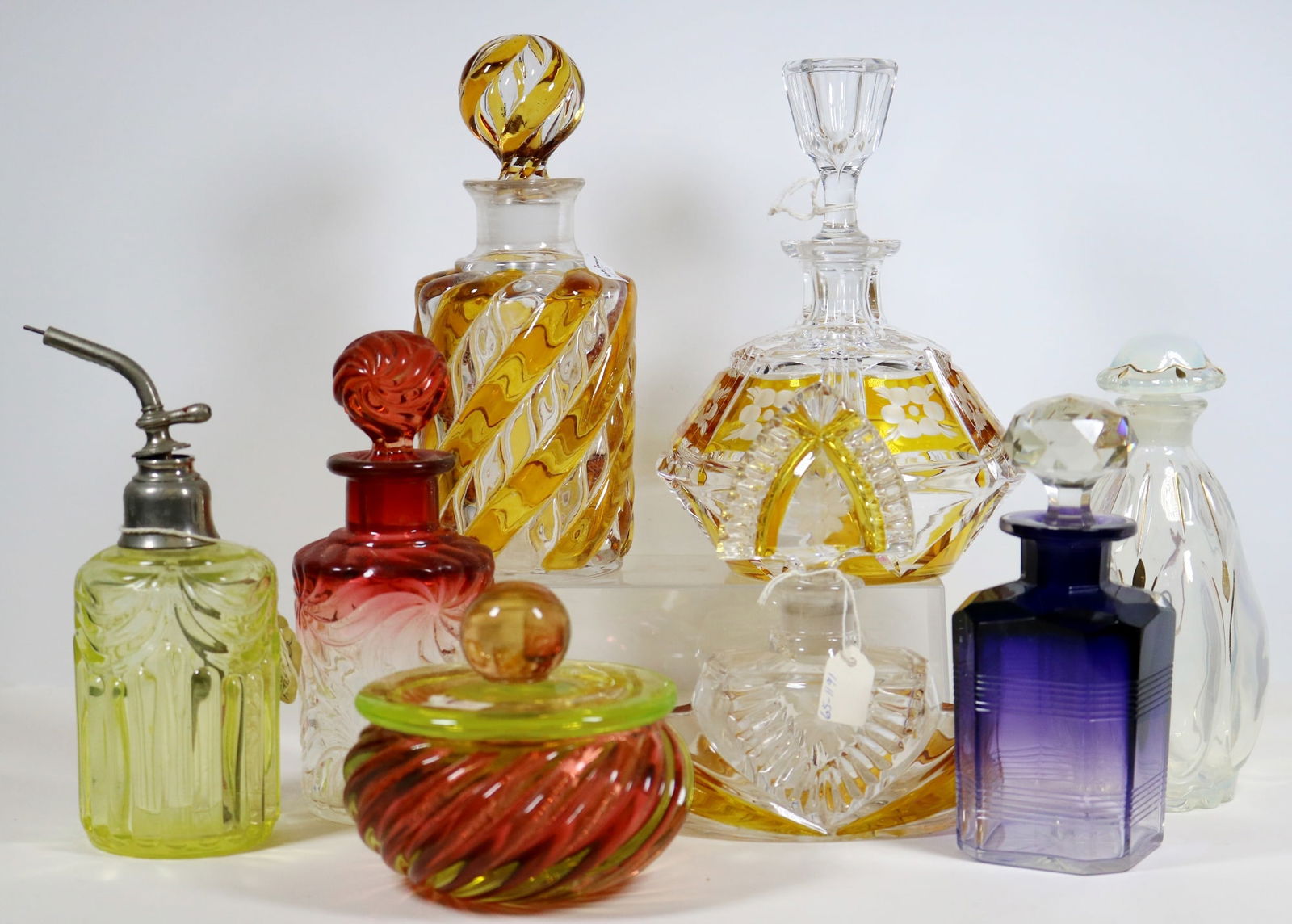 SEVEN ASSORTED VINTAGE COLORED CRYSTAL AND GLASS VANITY BOTTLES AND ONE POWDER JAR, - Tallest, H: 7 (1 of 20)