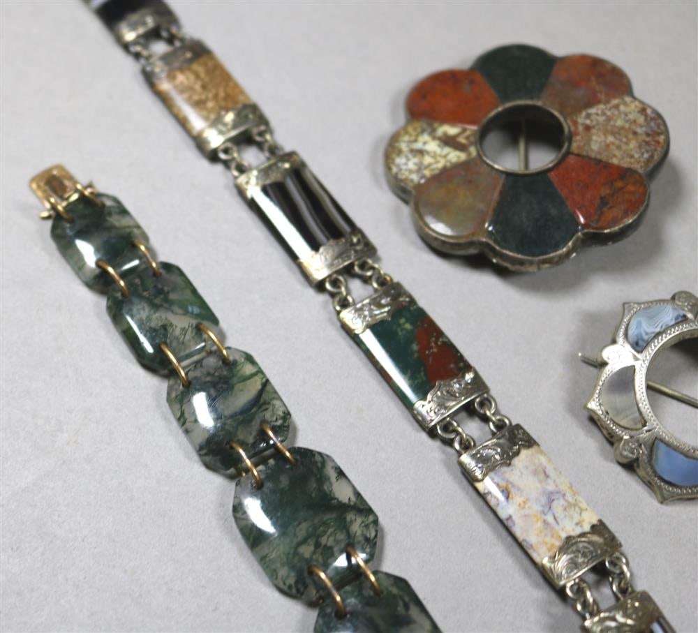 FOUR PIECES SCOTTISH AGATE JEWELRY, late 19th-early 20th century. - Larger pin, D: 2 in. (1 of 14)