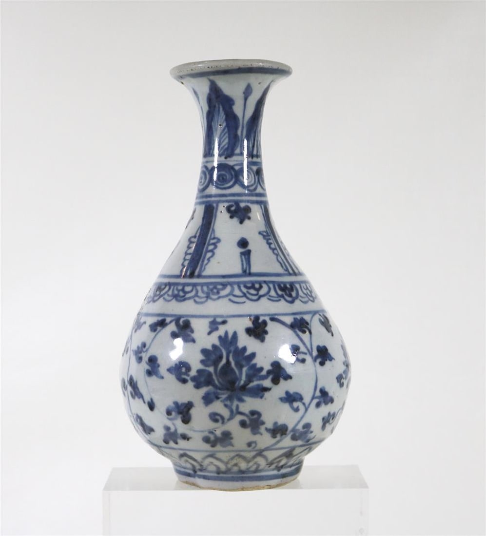 ANTIQUE CHINESE MING-STYLE BLUE AND WHITE PORCELAIN PEAR-SHAPED VASE. - H: 8 in. (1 of 17)