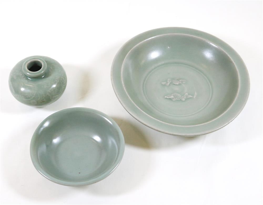 THREE SMALL PIECES CHINESE CELADON PORCELAIN, 19th century. (1 of 20)