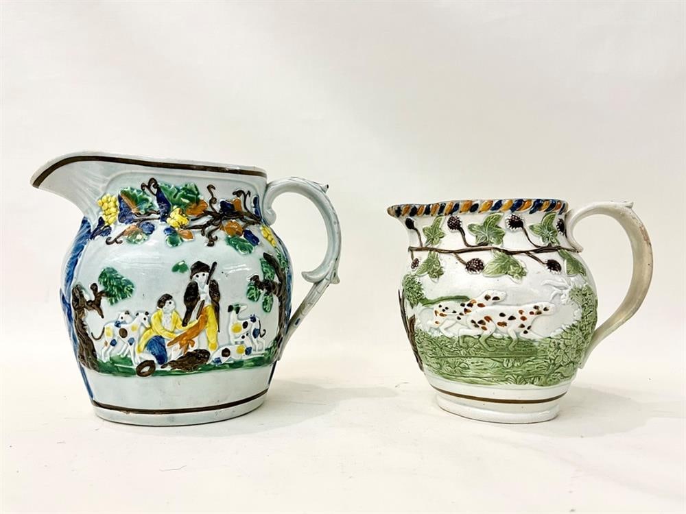 TWO PRATTWARE HUNTING SCENE DECORATED POLYCHROMED POTTERY PITCHERS, 18th-19th century. - Taller, H: (1 of 6)