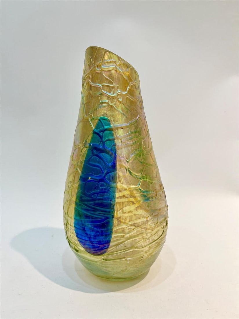 LOETZ MODERN ART GLASS VASE WITH RIBBED VEIN DESIGN. - H: 9 1/2 in.: LOETZ MODERN ART GLASS VASE WITH RIBBED VEIN DESIGN. Iridescent blue, purple, green on yellow background - H: 9 1/2 in.